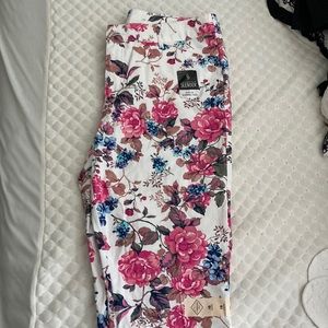 Saint johns bay size 16 floral Capri pants